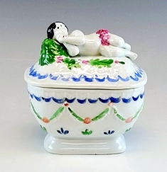 19C Russian Porcelain Box by Kuznetzov